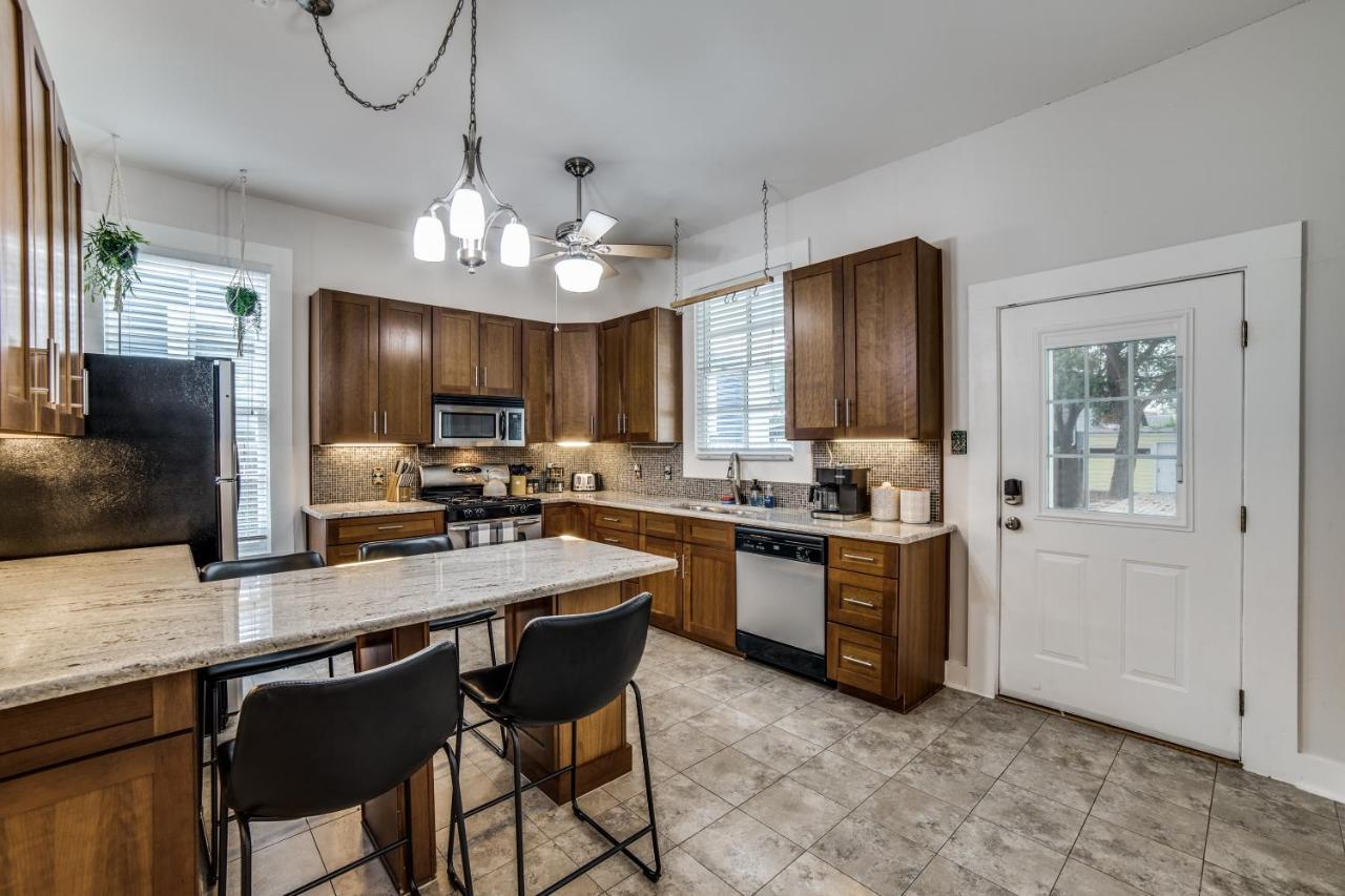 Downtown Historic 2Bdrm, Walk To Riverwalk, Alamo; Beautifully Renovated! San Antonio Kültér fotó